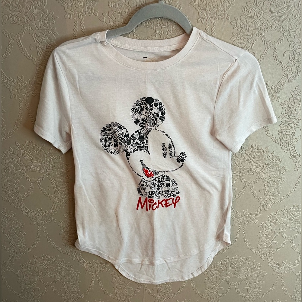 Disney women’s white Mickey shirt size medium good condition